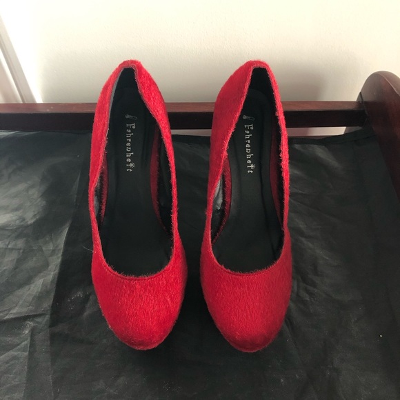Red Pumps - Picture 3 of 7